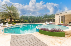 Modern Ground Level Condo, 2 bedrooms, Direct pool access